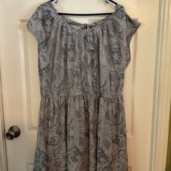 LC Lauren Conrad Dresses & Skirts - Lauren Conrad Grey and Navy Floral Paisley Mini Dress